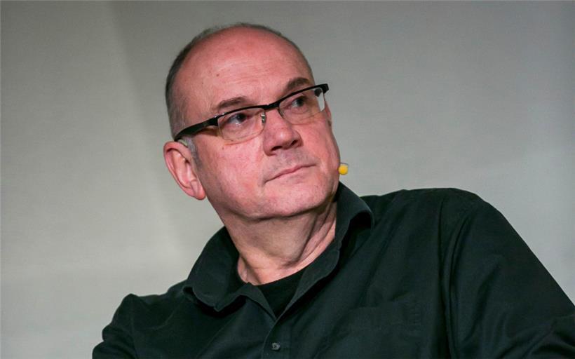 Guy Helminger wurde 1963 in Esch/Alzette geboren und studierte Germanistik und Philosophie in Luxemburg, Heidelberg und Köln. Seit 1985 lebt er in Köln und arbeitet als freiberuflicher Schriftsteller.

