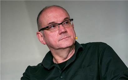 Guy Helminger wurde 1963 in Esch/Alzette geboren und studierte Germanistik und Philosophie in Luxemburg, Heidelberg und Köln. Seit 1985 lebt er in Köln und arbeitet als freiberuflicher Schriftsteller.
