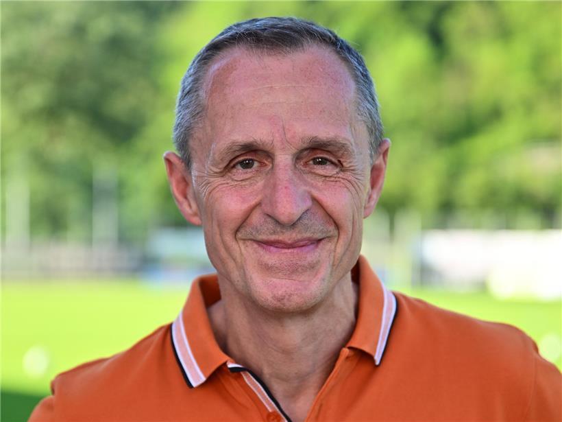 „Vielleicht bekommt man so ein Spiel nur einmal im Leben“: Rosport träumt vom Pokal-Coup Guy Reiter, Präsident von Victoria Rosport, spricht bei einer Vereinsveranstaltung in Sportkleidung