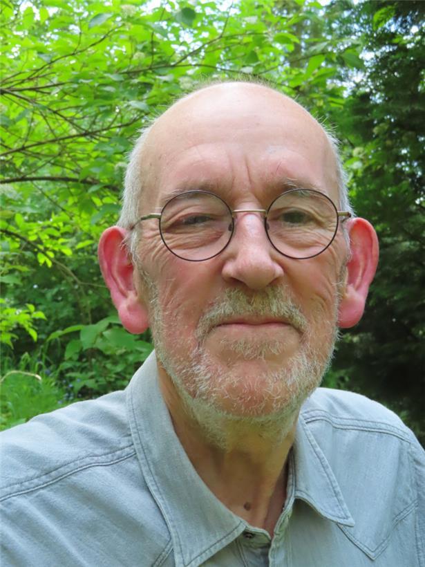 Guy Rewenig ist Schriftsteller. Sein aktuelles Buch im Binsfeld-Verlag heißt „Babyphone. Geschichten“.
