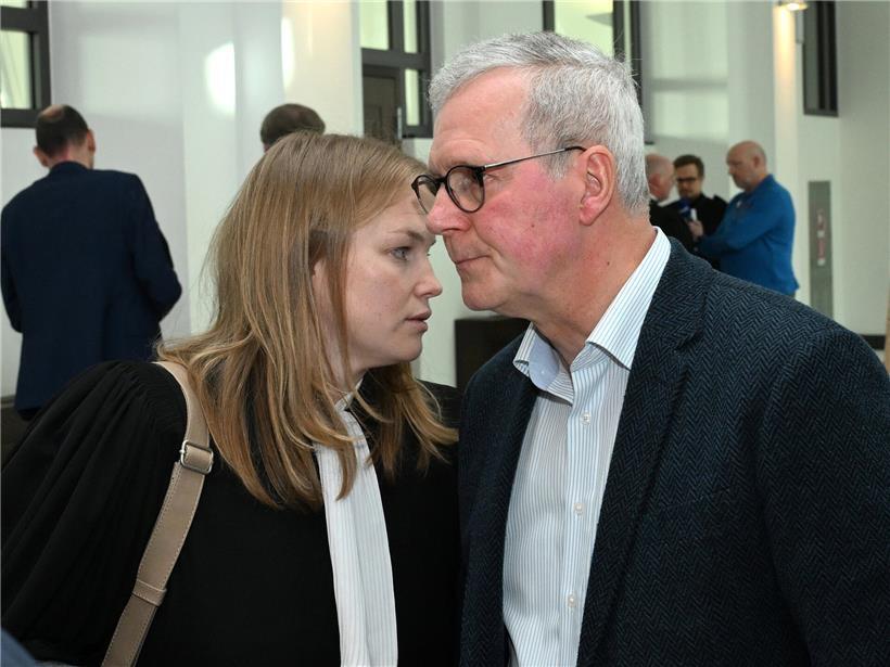 Eine Bewährungsstrafe und fünf Freisprüche Guy Stebens im Gespräch mit Verteidigerin Anouck Ewerling während Gerichtsverhandlung