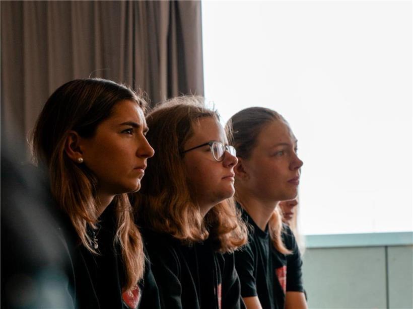 Gwen Nothum mittig bei der Flandern-Rundfahrt, konzentriert beim Lernen und Beobachten des Radrennens