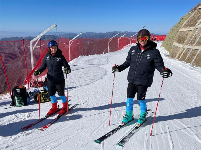 Gwyneth ten Raa (l.) und Matthieu Osch bei den Trainingseinheiten auf der Kunstschnee-Piste
