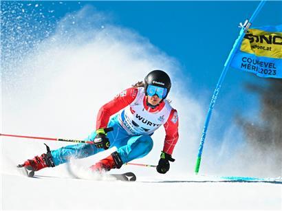 Gwyneth ten Raa beim Start des Riesenslaloms und Slaloms in Italien, alpine Skirennen, Wintersport Athletin