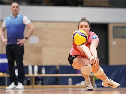 Laura Ruellan beim intensiven Volleyball-Topspiel gegen Walferdingen im Gym, spannende Sportaktion und Wettkampfmoment