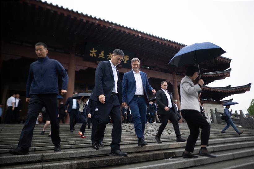 Habeck verlässt nach einer Diskussionsrunde mit Studierenden ein Gebäude der Zhejiang-Universität
