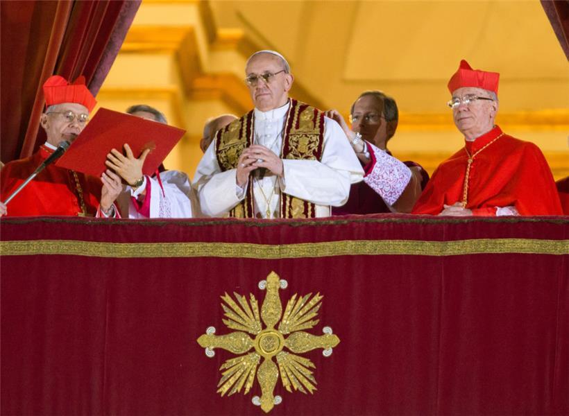 Habemus Papan: Franziskus bei seinem ersten öffentlichen Auftritt als Papst am 13. März 2013 auf dem Balkon des Petersdoms 
