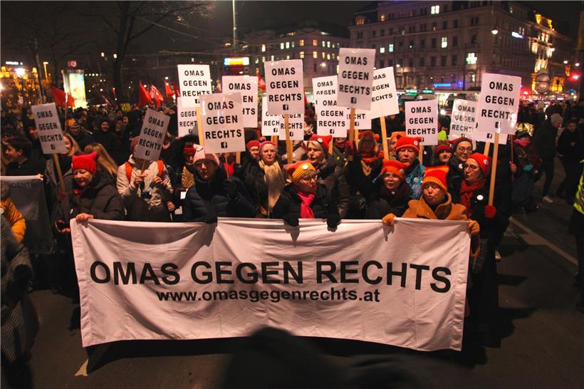 Haben die Medienaufmerksamkeit auf ihrer Seite: Die Omas gegen rechts demonstrierten am Freitag in Wien mit gegen den Akademikerball der rechten Burschenschaften
