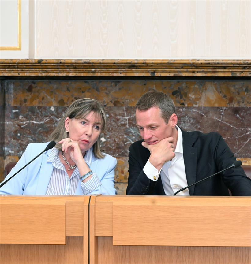 Haben offenbar viel zu bereden: Bürgermeisterin Lydie Polfer (DP) und der Erste Schöffe Serge Wilmes (CSV) stecken in der hauptstädtischen Gemeinderatssitzung am Montag immer wieder die Köpfe zusammen
