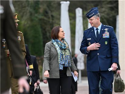 Verteidigungsministerin Yuriko Backes im Gespräch mit NATO-Oberbefehlshaber Alexus G. Grynkewich bei Treffen zu Sicherheitsthemen