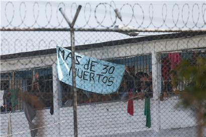 Häftlinge zeigen im Gefängnis "La Modelo" ein Banner mit der Aufschrift "Mehr als 30 Tote". Mindestens 23 Häftlinge sind ums Leben gekommen und 80 wurden verletzt, als sie im Gefängnis «La Modelo» in der kolumbianischen Hauptstadt Bogotá gegen Coronavirus-Maßnahmen rebellierten. 
