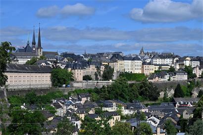 Luxemburg Skyline mit Wohngebäuden, Symbol für hohe Wohnungskosten und Auswirkungen auf Wettbewerbsfähigkeit