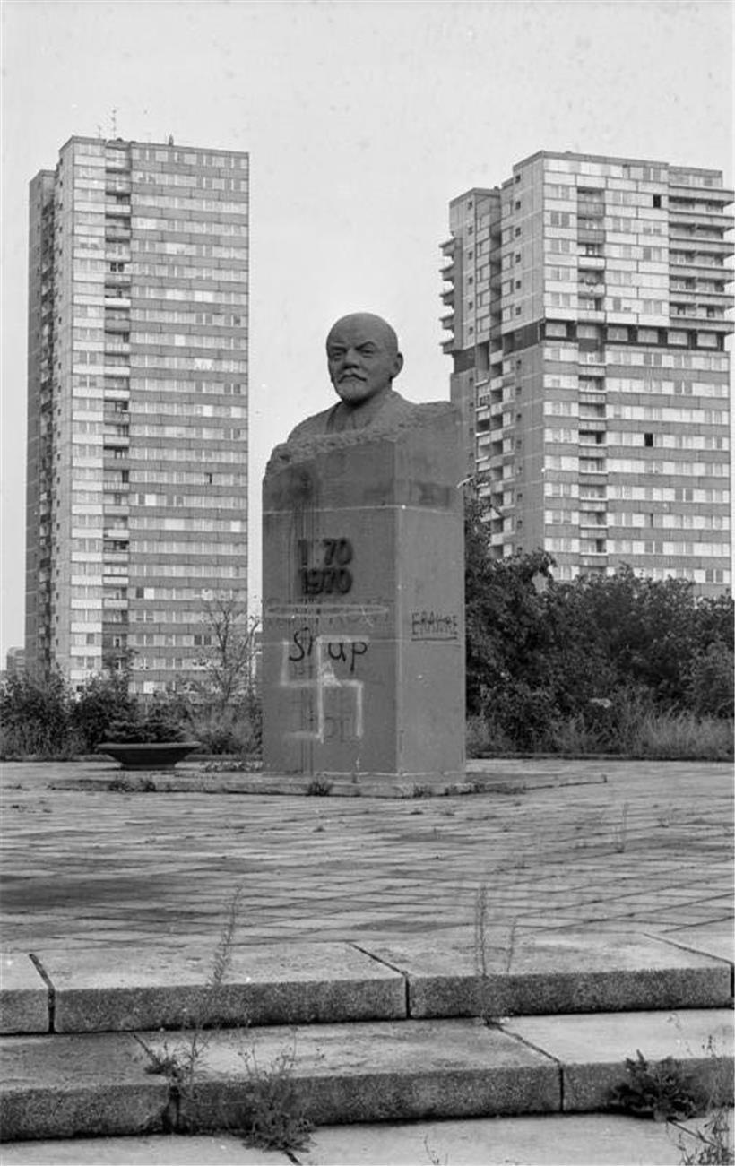 Halle-Neustadt, Wohnkomplex und Lenindenkmal, 1991
