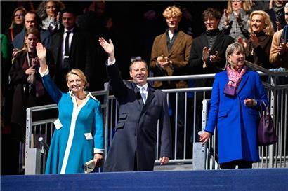 Hallo Steuerzahler! Wir hoffen, Sie genießen die Show, denn Sie haben sie auch bezahlt!
