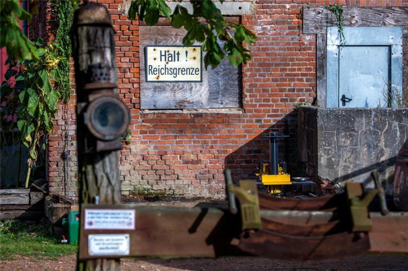 „Halt! Reichsgrenze“ steht an einem Gebäude auf einem polizeibekannten Grundstück, auf dem Einsatzkräfte der Polizei eine Durchsuchungsaktion durchführen. Bundesinnenministerin Faeser hat den rechtsextremistischen Verein „Hammerskins Deutschland“ sowie seine regionalen Ableger und die Teilorganisation „Crew 38“ verboten.
