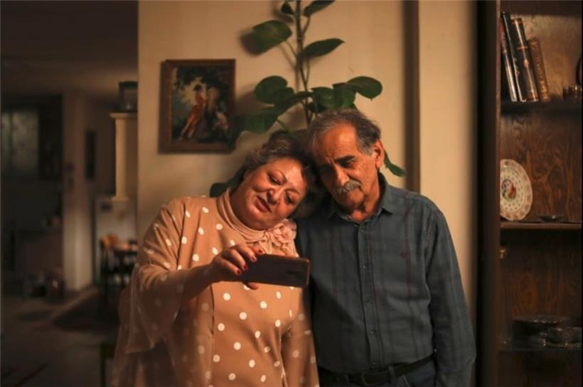 Halten wie Teenies zur Selbstvergewisserung ihr Glück für einen Abend in Selfies fest: Mahin (Lili Farhadpour) und Faramarz (Esmaeel Mehrabi)
