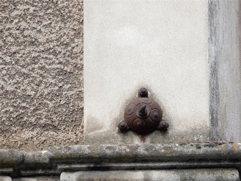 Halter, an denen einst die Kabel für die Tram festgemacht waren
