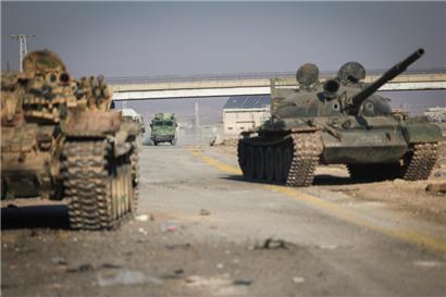Hama: Verlassene gepanzerte Fahrzeuge der syrischen Armee stehen auf einer Straße, während oppositionelle Aufständische die Außenbezirke kontrollieren.
