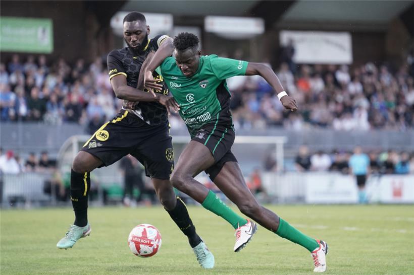 Hamadou Karamoko und die Niederkorner Verteidiger hatten Jean-Paul Kumbi (r.) im Griff
