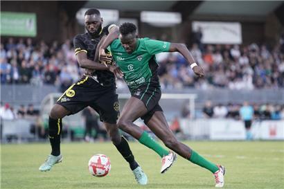 Hamadou Karamoko und die Niederkorner Verteidiger hatten Jean-Paul Kumbi (r.) im Griff
