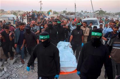 Hamas-Kämpfer bergen eine Leiche aus einem Tunnel in einem Gebiet nördlich von Chan Junis im südlichen Gazastreifen
