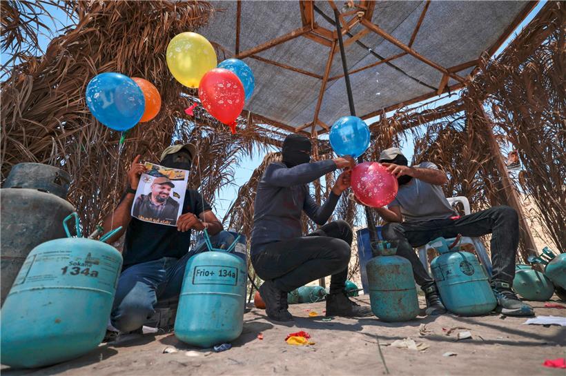Hamas-Mitglieder bereiten Brandballons vor, um sie in Richtung Israel zu schicken
