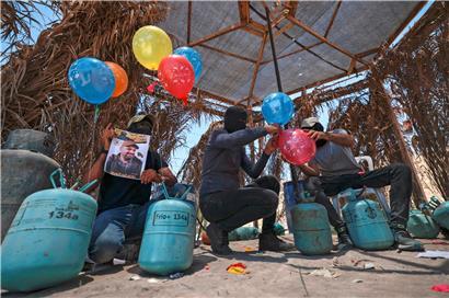 Hamas-Mitglieder bereiten Brandballons vor, um sie in Richtung Israel zu schicken
