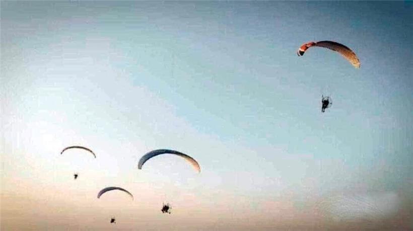 Hamas-Terroristen greifen das Festival mit Gleitschirmen an
