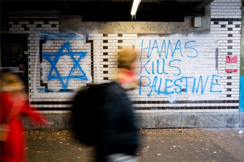 "Hamas kills Palestine" (Hamas tötet Palästina) steht in der Unterführung des S-Bahnhofs Berlin-Friedenau an einer Wand

