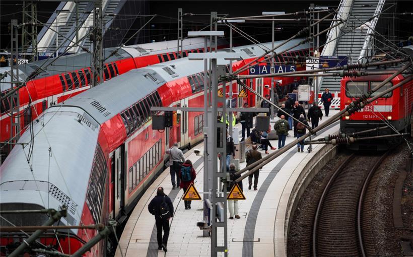 Hamburg: Fahrgäste steigen am frühen Morgen aus einer Regionalbahn am Hauptbahnhof
