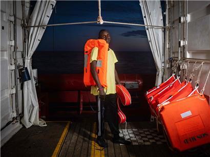 Hamdan, 27-jähriger Sudanese, wird im Mittelmeer von Rettungsschiff Ocean Viking geborgen