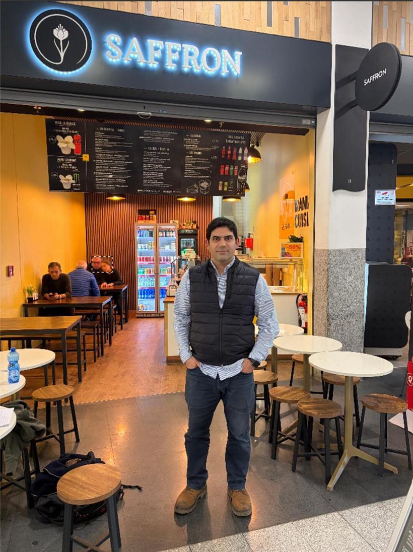 Hamed spricht am Telefon, symbolisch für die schwierige Kommunikation von Iranern im Ausland mit ihren Familien im Iran