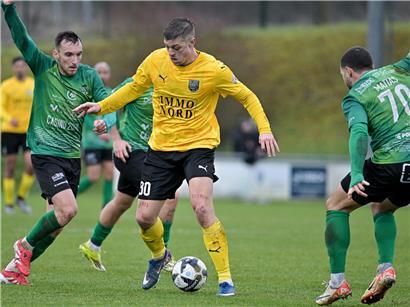 Hand hebt sich im Fußballspiel zur Abseitsentscheidung, Schiedsrichter signalisiert klare Spielregel-Anwendung
