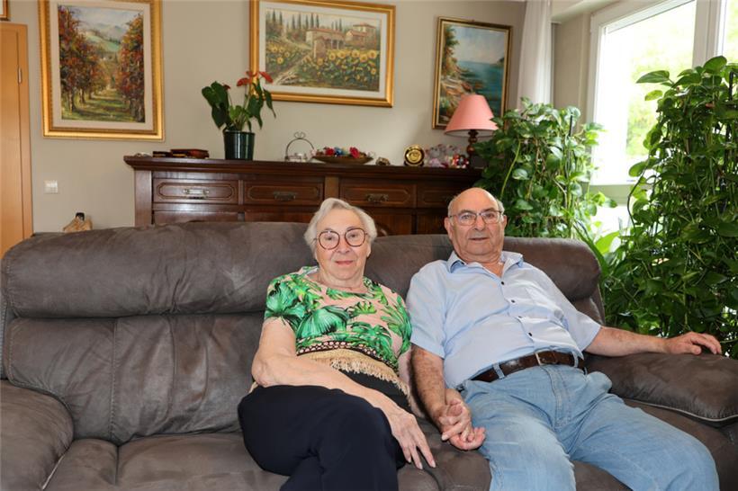 Hand in Hand: Gemeinsam auf dem Sofa ihrer Wohnung in Zolver