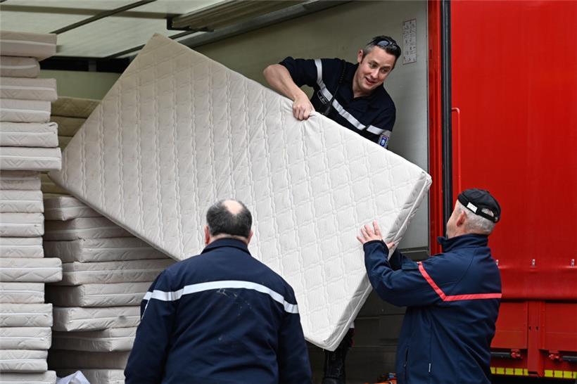 Hand in Hand arbeiten die Feuerwehrleute zusammen
