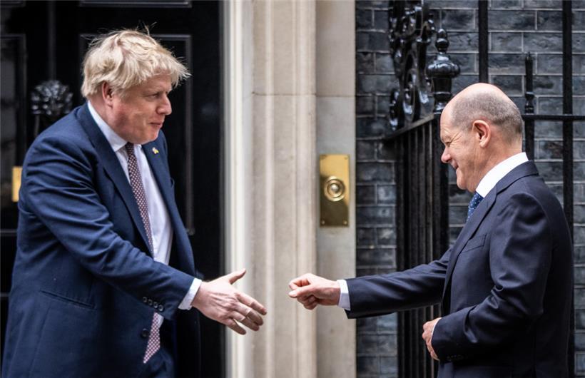 Hand oder Faust: Die Begrüßung zwischen Olaf Scholz und Boris Johnson verlief etwas konfus
