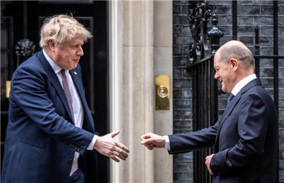 Hand oder Faust: Die Begrüßung zwischen Olaf Scholz und Boris Johnson verlief etwas konfus
