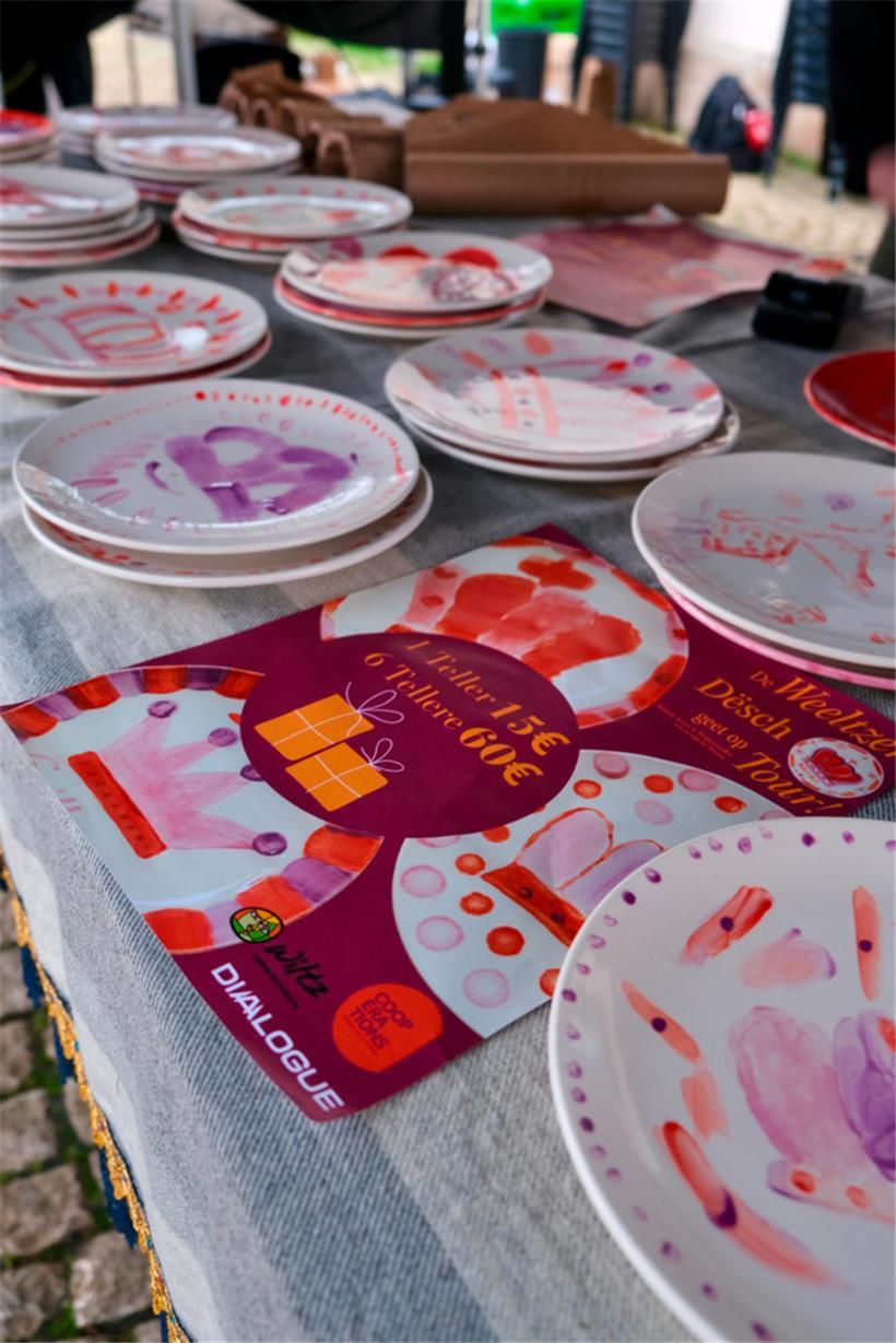 Handbemalte Teller: Kinder und Senioren aus Wiltz gestalteten die bunten Teller – jedes Stück erzählt seine eigene Geschichte
