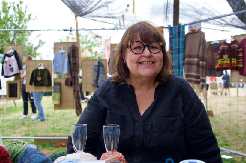 Handgemacht statt digital: Lydie Philippy beim Häkel-Workshop unter freiem Himmel
