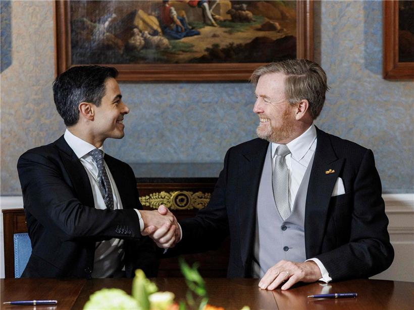Handschlag zwischen König Willem-Alexander und Premierminister Rob Jetten bei Vereidigungszeremonie im Palast Huis ten Bosch, Den Haag