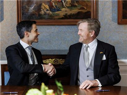Handschlag zwischen König Willem-Alexander und Premierminister Rob Jetten bei Vereidigungszeremonie im Palast Huis ten Bosch, Den Haag