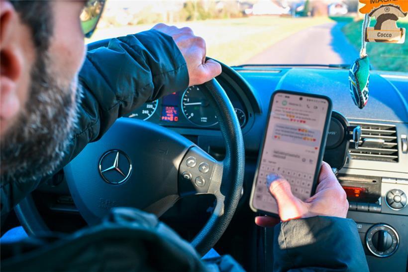 Handy am Steuer sollte man lieber sein lassen
