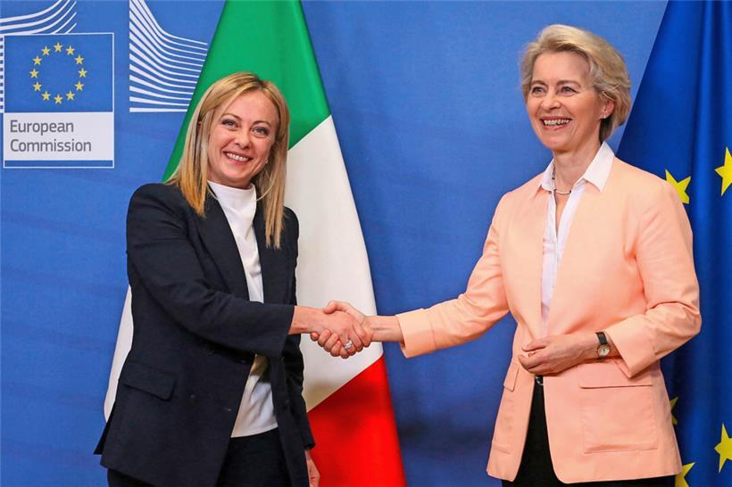 Handzahm gab sich die neue italienische Regierungschefin Giorgia Meloni (l.) gestern bei ihrem Antrittsbesuch bei der EU-Kommissionspräsidentin Ursula von der Leyen 
