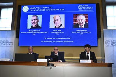 Hans Ellegren (Mitte) von der Königlichen Akademie der Wissenschaften gibt in Stockholm den Gewinner des Nobelpreises für Chemie 2023 bekannt
