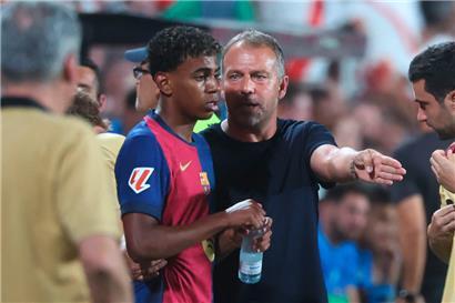 Hansi Flick setzt auf eine Mischung aus jungen Talenten wie Lamine Yamal (im Bild) und erfahrenen Spielern
