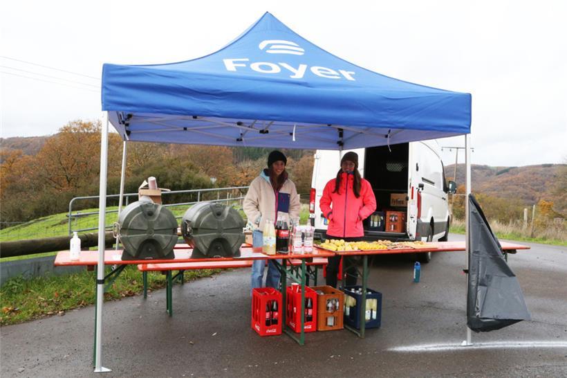 Harrten beim feuchtkalten Wetter aus: Die freiwilligen Helfer an den Verpflegung...
