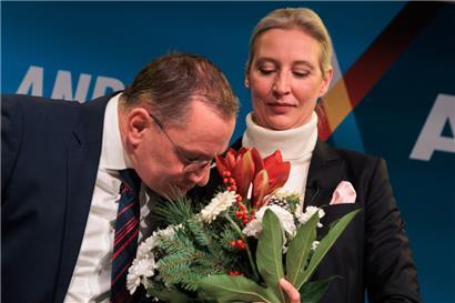 Hart, aber blumig: Kanzlerkandidatin Alice Weidel und Bundessprecher Tino Chrupalla schnuppern am Strauß
