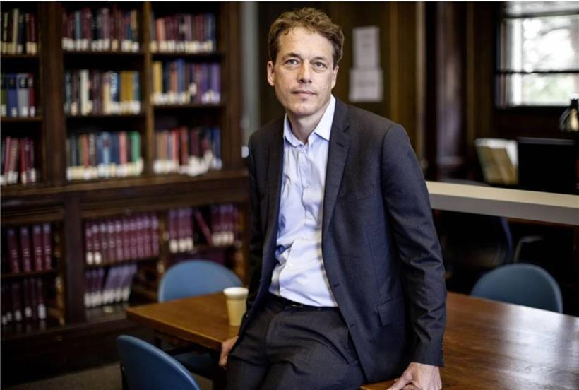 Porträt von Harvard-Historiker Sven Beckert vor Bücherregal, Experte für globale Geschichte und Kapitalismus