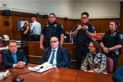 Harvey Weinstein (Mitte) erscheint am 9. April 2025 vor dem Strafgericht in Manhattan, New York City
