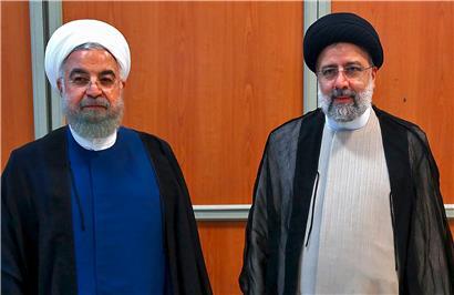 Hassan Ruhani (l.), der scheidende Präsident, und sein Nachfolger Ebrahim Raisi gestern während der Einführungszeremonie
